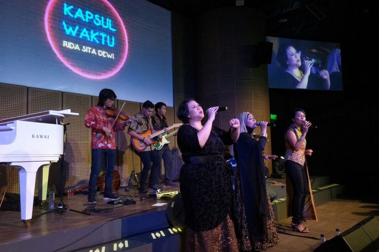 Rida Sita Dewi tampil dalam Kapsul Waktu di Galeri Indonesia Kaya, Grand Indonesia, Jakarta Pusat, Sabtu (16/12/2017).