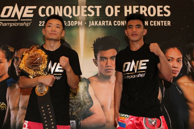 Dua petarung ONE Championship, Yoshitaka Naito (Jepang) dan Joshua Pacio (Filipina), menjalani sesi latihan terbuka jelang penyelenggaraan seri pertarungan ONE: Conquest Of Heroes di Jakarta Convention Center.