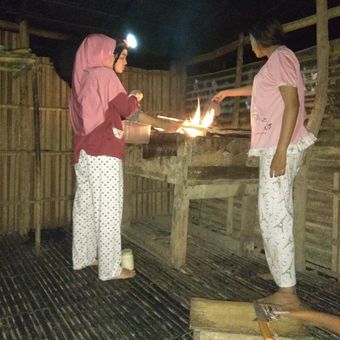 Beberapa Anggota Tim Nusantara Sehat Distrik Ninati memasak dengan menggunakan kayu bakar.