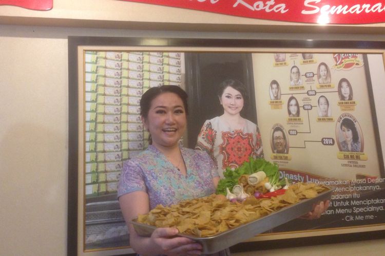 Pewaris generasi ke-5 kuliner lumpia Semarang Melanie Sugiarto menunjukkan inovasi keripik lumpia, Sabtu (23/3/2019)