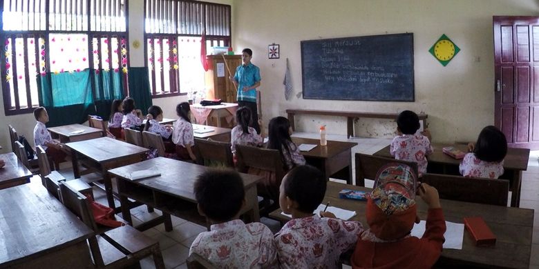 Ilustrasi: Seorang guru mengajar di salah satu SD di Kabupaten Bulungan, Kalimantan Utara beberapa waktu lalu.