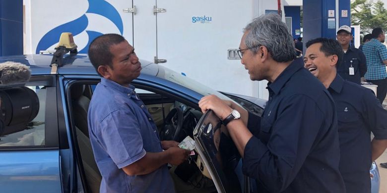 Gigih Prakoso saat bercengkrama singkat dengan seorang pengendar supir taksi di sela kunjungannya di Kantor PGN Area Batam, Kamis, (8/11/2018).