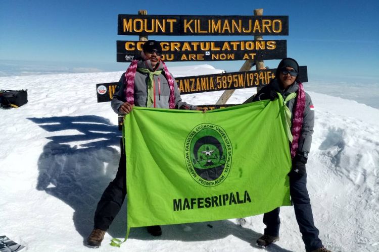 Razaq dan Bagus Mahasiswa Unsri Palembang memakai membawa kain jumputan di puncak Kilimanjaro, Afrika