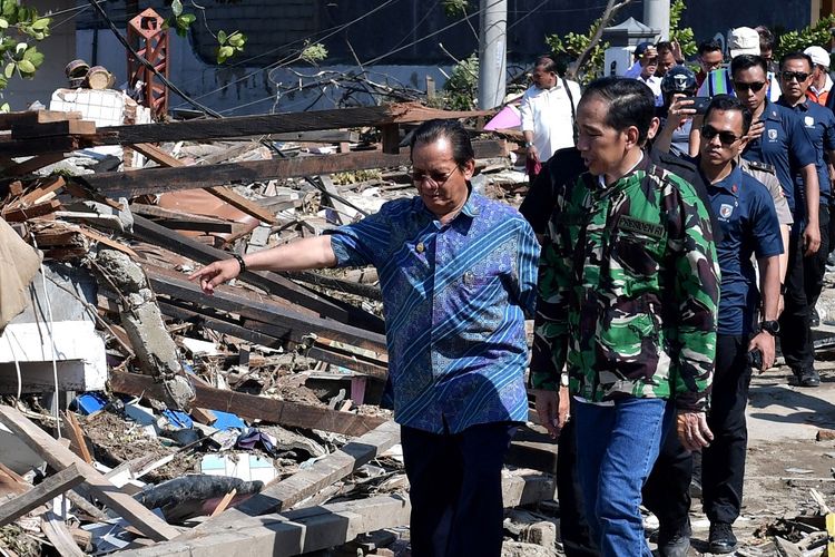 Presiden Joko Widodo (kanan) didampingi Gubernur Sulawesi Tengah Longki Djanggola (kiri) mengunjungi lokasi gempa bumi dan tsunami di Palu, Sulawesi Tengah, Minggu (30/9). Presiden memerintahkan jajarannya untuk memprioritaskan evakuasi korban sebagai langkah pertama penanganan bencana gempa bumi dan tsunami di Sulawesi Tengah.