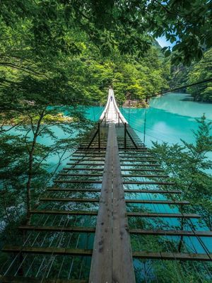 Celah di antara dua papan ini membuat pengunjung bisa melihat langsung panorama danau yang ada di bawah. Nikmati sensasi ketegangan saat berjalan di jembatan ini. 