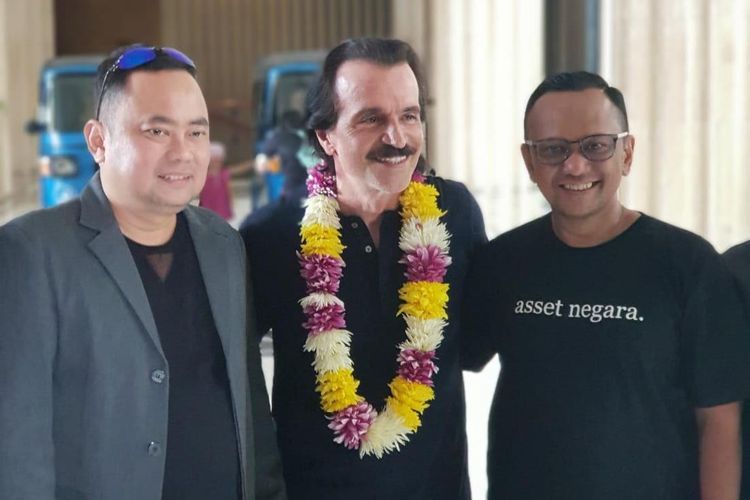 Musisi Yamni disambut oleh Anas Syahrul Alimi dari Rajawali Indonesia Communication saat mendarat di Yogyakarta, Rabu (3/7/2019).