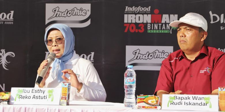 Ketua Tim Pelaksana Calendar of Event (CoE) Kemenpar Esthy Reko Astuty dan Kelapa Dinas Pariwisata (Kadispar) Bintan Wan Rudy Iskandar dalam jumpa pers Ironman 70.3 2019 di Bintan Resort, Bintan, Kepulauan Riau, Sabtu (24/8/2019).