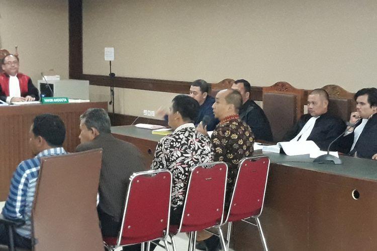 Anggota DPRD Majalengka, Deden Hardiana (batik cokelat) bersaksi untuk terdakwa Direktur CV Iwan Binangkit Ahmad Ghiast di Pengadilan Tindak Pidana Korupsi Jakarta, Kamis (2/8/2018). 