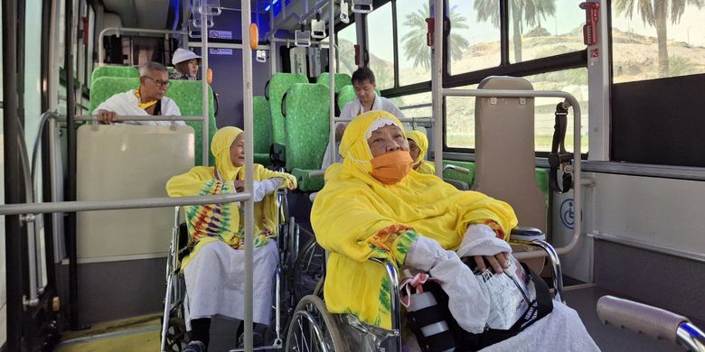 Bus shalawat khusus jemaah lansia