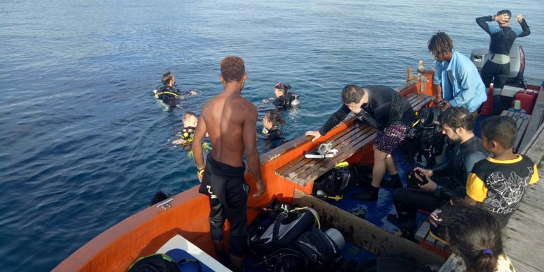 Para diver wisatawan mancanegara diving di spot Kampung Wisata Yenbuba, di Pulau Manswar, Raja Ampat, Papua Barat. Laut yang jernih, biota yang kaya, serta masih cukup terawat membuatnya jadi salah satu spot diving favorit di Raja Ampat.
