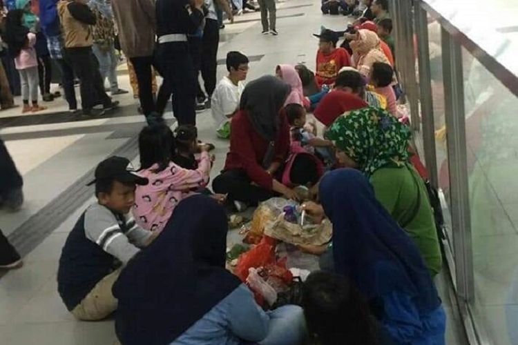Sejumlah penumpang MRT Jakarta berperilaku tidak tertib ramai diperbincangkan di media sosial.