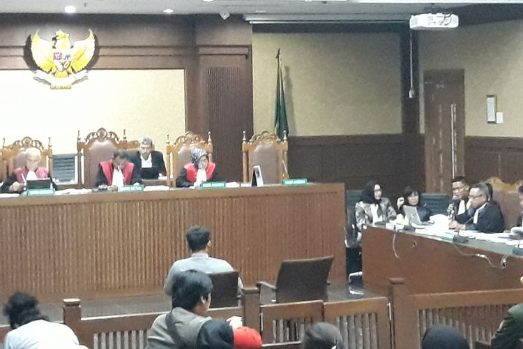 Mantan staf administrasi pemasaran PT Citra Gading Asritama, Marsudi bersaksi di Pengadilan Tindak Pidana Korupsi Jakarta, Selasa (3/4/2018).