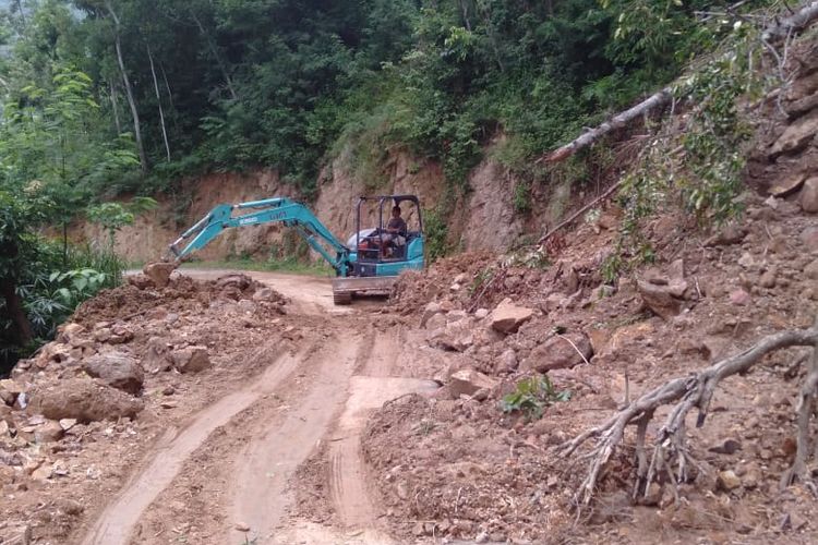 Salah satu ruas jalan di desa Kubu, Kecamatan Kubu, Karangasem putus akibat longsor yang disebabkan tingginya intensitas hujan di kawasan tersebut