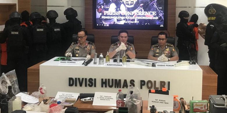 Sebanyak sembilan terduga teroris dibawa ke Gedung Humas Mabes Polri, Jakarta Selatan, saat konferensi pers, pada Jumat (17/5/2019).