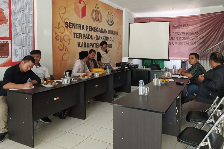 Bawaslu, Penyidik Polres hingga Kejaksaan tengah memeriksa saksi video kades yang diduga mengajak masyarakat mendukung Jokowi-Maruf, di Kantor Bawaslu Jalan Pondok Rajeg, Kecamatan Cibinong Kabupaten Bogor,Kamis (4/4/2019)