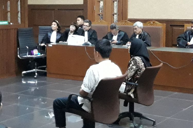 Komisaris PT Media Bangun Bersama Khairudin dan Bupati Kutai Kartanegara Rita Widyasari duduk di kursi terdakwa di Pengadilan Tipikor Jakarta, Senin (25/6/2018).