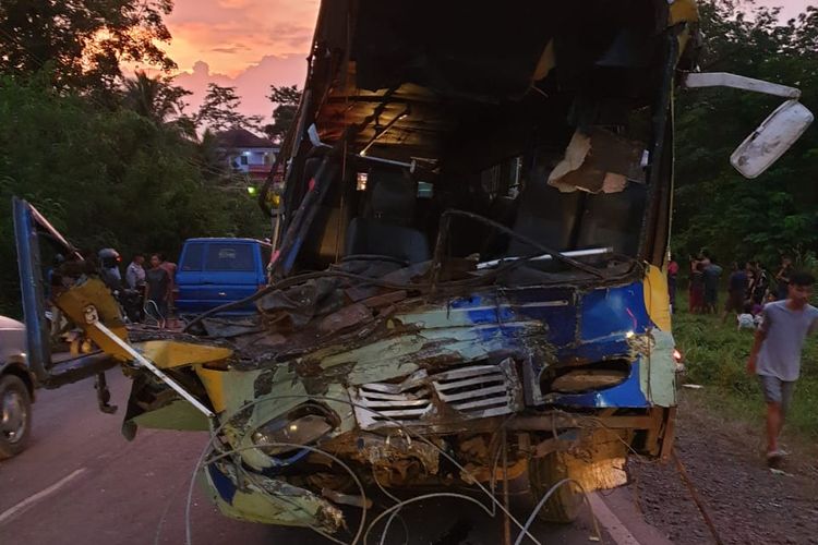 Mobil bus Cemerlang yang terlibat insiden kecelakaan dengan truk pengangkut kayu karet di di Desa Lubuk Karet Kecamatam Betung, Kabupaten Banyuasin, Sumatera Selatan, Rabu (13/2/2019).Akibat kecelakaan tersebut, tiga penumpang dinyatakan tewas dan tujuh lainnya mengalami luka ringan serta tiga luka berat.