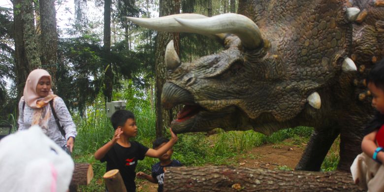 Penampilan robot dinosaurus sebesar ukuran aslinya dan ditempatkan seperti pada habitatnya menjadikan tampilan wahana dino show di Mojosemi Forest Park Magetan, Jatim, menjadi pilihan menarik untuk mengisi liburan lebaran tahun ini.