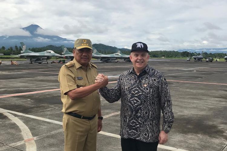 Gubernur Sulawesi Utara Olly Dondokambey menyambut Duta Besar Amerika Serikat Joseph R Donovan Jr di Bandar Udara Sam Ratulangi Manado, awal Juni 2019. Nampak dari jauh Gunung Manadotua