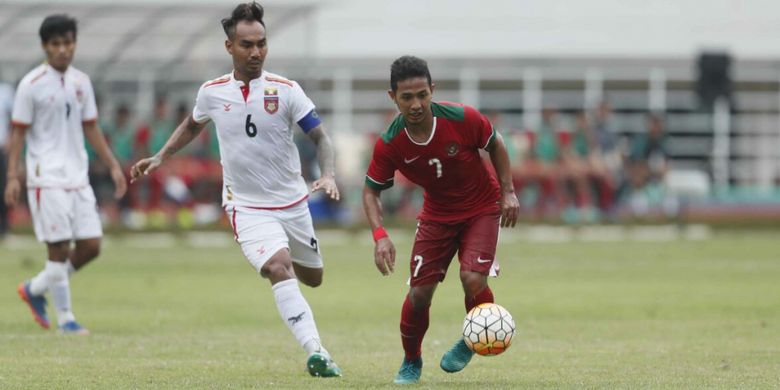 Gelandang timnas Indonesia U-22, Gian Zola, tengah menggiring bola saat melawan Myanmar dalam laga uji coba di Stadion Pakansari, Cibinong, Bogor, Selasa (21/2/2017).
