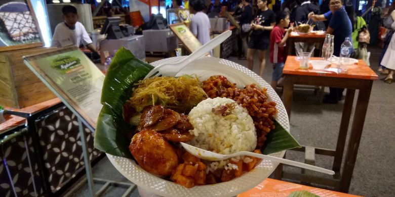 Nasi uduk Jengkol Djatinangor, salah satu menu di Festival Kuliner Ngabuburit yang dapat dinikmati wisatawan, Rabu (31/5/2017). Selain ini ada 52 stan makanan dan minuman lainnya yang bisa dinikmati di La Piazza, Summarecon Kelapa Gading.