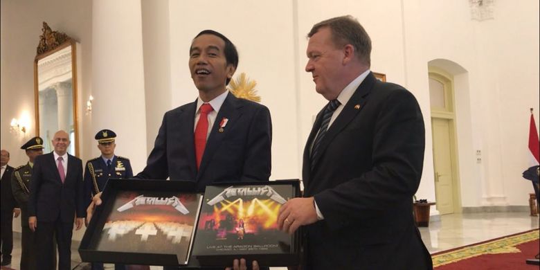 Presiden Joko Widodo memamerkan album piringan hitam Metallica pemberian Perdana Menteri Denmark Lars Lokke Rassmussen di Istana Kepresidenan Bogor, Selasa (28/11/2017).
