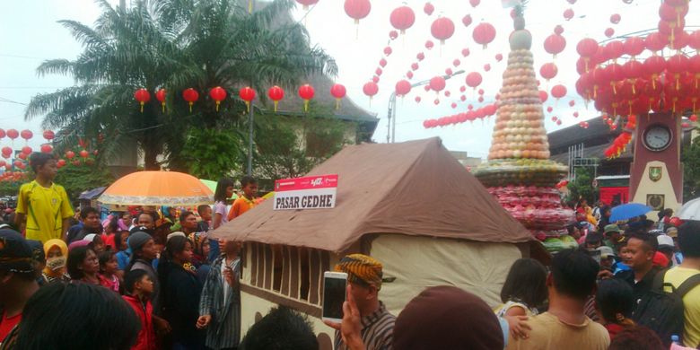 Gunungan miniatur Pasar Gede diarak peserta dalam kirab budaya garebek sudiro di Solo, Jawa Tengah, Minggu (11/2/2018).