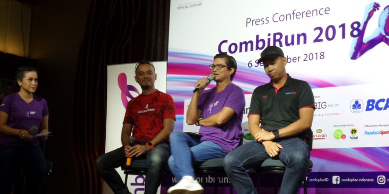 Pendiri komunitas IndoRunners Yasha Chatab, Presiden Direktur Combiphar Michael Wanandi dan Race Director Combi Run 2018 Andreas Kansil pada konferensi pers di Hard Rock Cafe Jakarta, Kamis (6/9/2018). 