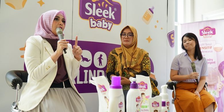 Dari kiri-kanan: Lula Kamal, dr. Mulia Suryandari, Lidwina Natalia, dalam acara talkshow Sosialisasi 1000 Hari Perlindungan dari Sleek Baby di RPTRA Jakpro Asri, Pluit, Jakarta (23/11/2018).