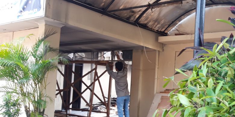 Salah satu ruangan Polsek Ciracas, Jakarta Timur yang dirusak sedang dalam perbaikan, Kamis (13/12/2018)