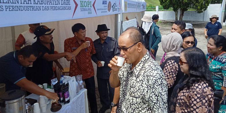 Keinginan untuk mengembalikan masa jaya kopi Sidikalang dilakukan Disperindang Kabupaten Dairi lewat Festival Kopi Sidikalang 2018, namun ala kadarnya.