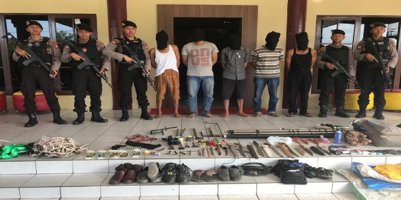 Lima orang komplotan pelaku kejahatan lintas provinsi beserta barang bukti saat diamankan di Ditsabhara Polda Kalimantan Tengah, Selasa (18/12/2018). 