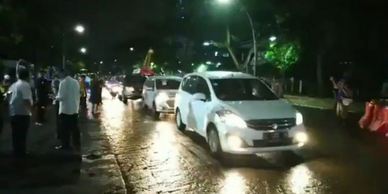 Sejumlah kendaraan melintasi Jalan Raya Gubeng setelah akses jalan itu resmi dibuka kembali pada Kamis (27/12/2018) pukul 18.00 WIB.