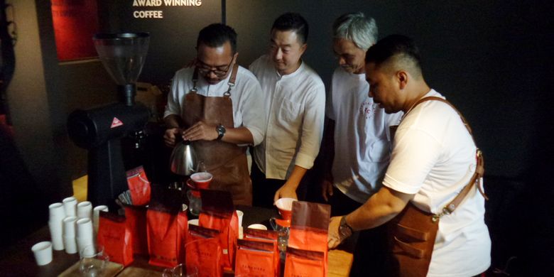 Master Roaster Tanamera Coffee John Lee (kedua dari kiri) saat menjelaskan mengenai kopi pada konferensi pers ulang tahun kelima Tanamera Coffee di gerai Kemang, Jakarta Selatan, Kamis (24/1/2019).