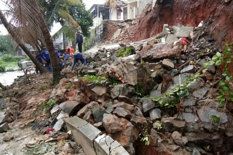 Tembok perumahan di Jalan Timbul, Cipedak, Jagakarsa, roboh, Kamis (9/11/2017).