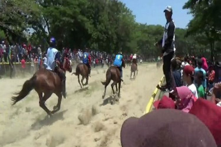 Lomba pacuan kuda memperebutkan piala gubernur Sulbar yang dihadiri sejumlah pejabat dan pecinta kuda diwarnai kericuhan.