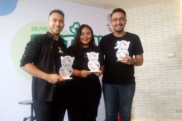 VP Corporate Affairs Go-Jek Michael Say (kanan) dan VP Drivers Community Go-Jek Jaka Wiradisuria (kiri) berfoto bersama  usai merayakan hari jadi Go-Jek ke-8 di Kantor Go-Jek, Jakarta Selatan, Jumat (26/10/2018).