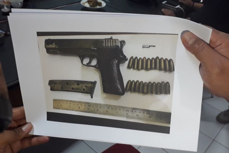 Gambar pistol yang dipakai untuk membunuh tukang gigi di Sampang