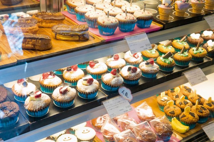 Muffin warna-warni di dalam kotak display, banyak varian jadi susah memilih