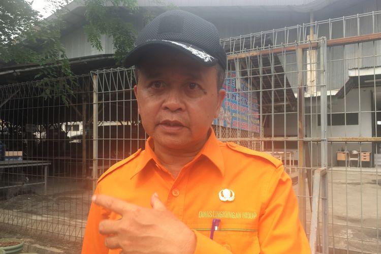 Kepala Dinas Lingkungan Hidup, Jumhana Lutfi saat memeriksa perusahaan yang diduga mencemari Kali Bekasi, di Cipendawa, Kota Bekasi, Kamis (28/9/2017). 