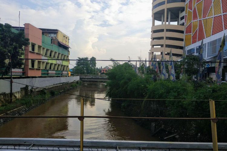 Parkiran Mal Metro Cipulir yang berada di bantaran Sungai Pesanggrahan.
