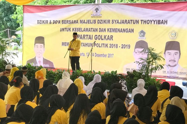 Ribuan kader Partai Golkar dari penjuru Indonesia menggelar Istigasah Kubro di halaman DPP Partai Golkar, Jalan Anggrek Nelly Murni, Jakarta Barat. 