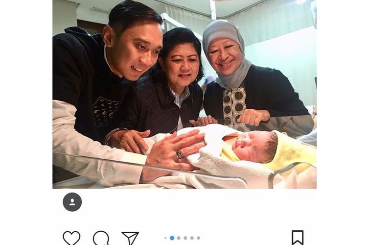 Istri Presiden ke-6 RI Susilo Bambang Yudhoyono, Ani Yudhoyono (tengah) saat melihat cucunya yang baru dilahirkan, Senin (1/1/2108).
