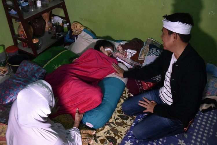 Calon Wakil Gubernur Jawa Barat asal Golkar dan Demokrat Dedi Mulyadi, menjenguk santriwati penderita bocor ginjal di Kabupaten Cirebon, Jumat (26/1/2018) malam. 