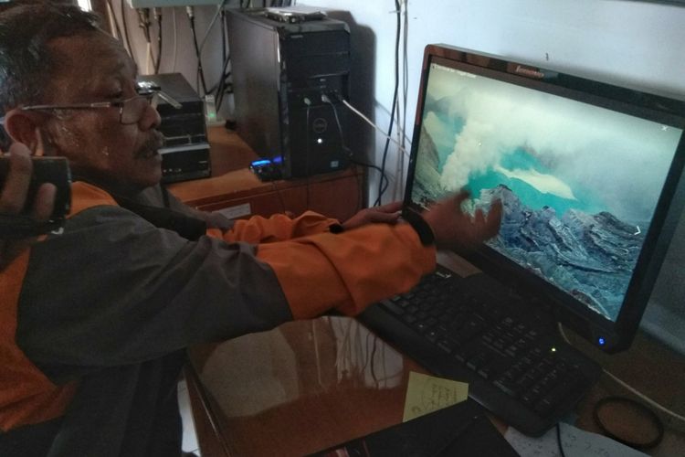 Bambang Heri Purwanto, Kepala PVMBG Gunung Ijen, menunjukkan sisa bualan dari foto terakhir Kawah Ijen yang diambil Kamis pagi (22/3/2018).