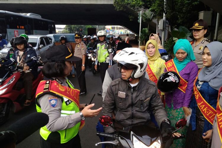 Polwan berkebaya atur lalu lintas di Jatinegara, Jumat (20/4/2018)