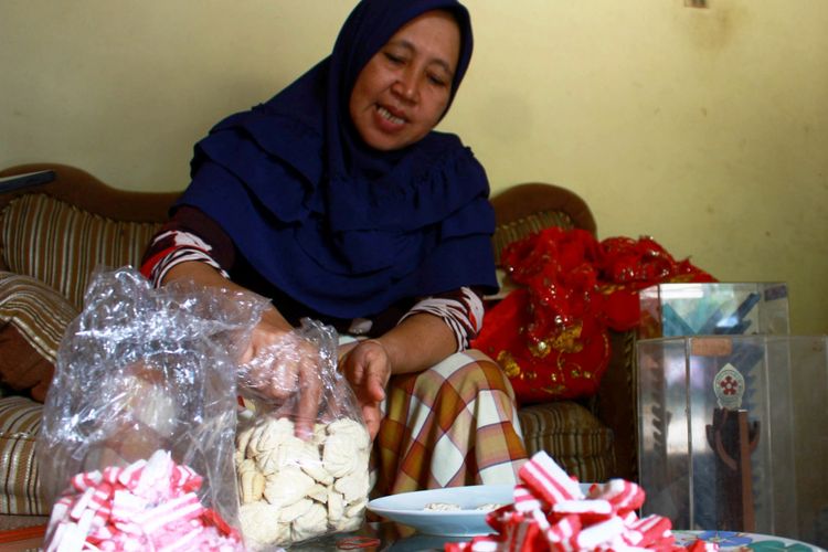 Asmiati Tanjung, generasi ke tujuh pembuat kue Putu Bendera 