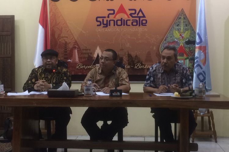 Pengamat Politik Senior Syamsuddin Harris bersama AS Hikam saat Diskusi Publik bertema ?Presidential Race: Siapa Lawan Tanding Jokowi? di kantor PARA Syndicate, Jakarta, Jumat (6/7/2018).