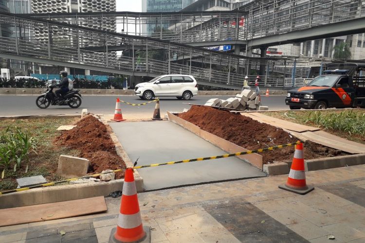 Akses selebar dua meter yang menghubungkan Jalan Jenderal Sudirman dengan halte bus di depan Lapangan Baseball Gelora Bung Karno, Selasa (24/7/2018).