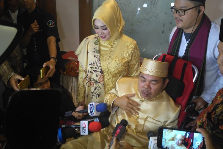 Komedian Mat Solar didampingi istrinya Ida Nurlela saat menghadiri pernikahan putra pertamanya Idham Aulia di Hotel Grand Sahid Jaya, Karet Tengsin, Jakarta Pusat, Minggu (21/10/2018).